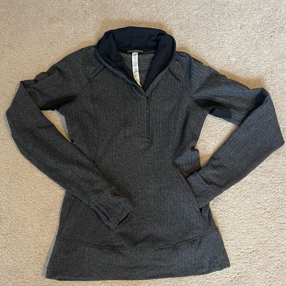Lululemon Half zip, zip pocket, thumb holes and foldable to mitten - Picture 1 of 3